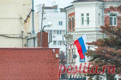 Школьницу приговорили к ограничению свободы за поджог российского флага. В Томской области школьницу приговорили к пяти месяцам ограничения свободы за подожженный российский флаг. Девочка пошла на преступление в мае 2022 года, желая привлечь к себе внимание одноклассников. Она обнаружила флаг России на улице, принесла его в компанию друзей и подожгла.