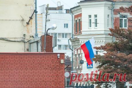 Школьницу приговорили к ограничению свободы за поджог российского флага. В Томской области школьницу приговорили к пяти месяцам ограничения свободы за подожженный российский флаг. Девочка пошла на преступление в мае 2022 года, желая привлечь к себе внимание одноклассников. Она обнаружила флаг России на улице, принесла его в компанию друзей и подожгла.