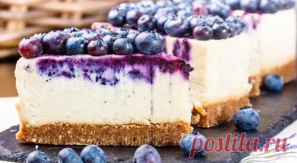 ТОП-5 чизкейков без выпечки 

1. Шоколадный чизкейк  

Ингредиенты: 

Песочное печенье — 150 г 
Сливочное масло — 50 г 
Сахар — 100 г 
Сливки для взбивания — 120 мл 
Горький шоколад — 150 г 
Какао-порошок — 2 ст. л. 
Сливочный сыр — 200 г 

Приготовление: 

1. Шоколад растопить на водяной бане, установив миску над кастрюлей с кипящей водой, и затем остудить. 
2. Измельчить печенье в крошку в блендере. Смешать с растопленным маслом и 1 ст. л. сахара и хорошо перемешать. Пол...