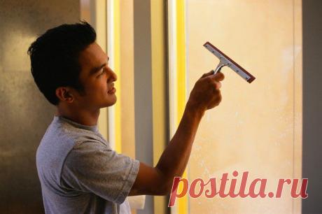 Мойка окон с помощью швабры с резиновой насадкой. | Chistoff.com - Профессиональная клининговая компания.