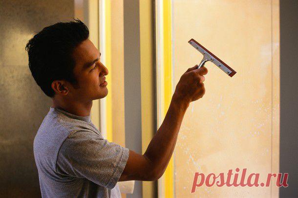 Мойка окон с помощью швабры с резиновой насадкой. | Chistoff.com - Профессиональная клининговая компания.