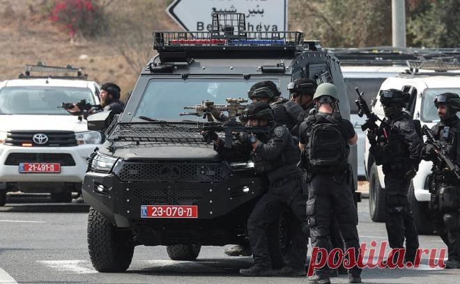 NYT сообщила о провале разведки Израиля из-за внезапного нападения ХАМАС. Разведка Израиля не получила данных о подготовке ХАМАС нападения на страну, оно застало ее врасплох, пишет NYT. Хотя Израиль тщательно отслеживает деятельность движения, ХАМАС все равно смог скрыть готовящееся вторжение