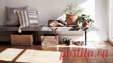 «Дом — это тихое местечко в самом сердце урагана. Дома мне всегда спокойно, даже если за стенами все летит кувырком», — рассказывает в предисловии новинки Homebody дизайнер и декоратор Джоанна Гейнс. Под обложкой — весь опыт Джоанны, которым она поделилась, чтобы вы тоже смогли обустроить дом, отражающий ваш характер и индивидуальность. Такой, который вы сможете назвать на 100% «своим». Комната за комнатой, автор ведет читателей к единой концепции интерьера. На этой неделе наши читатели…