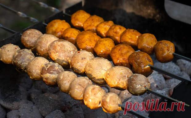 Грибы на мангале по-грузински: два рецепта, после которых шампиньоны разбирают быстрее шашлыка - Steak Lovers - 18 мая - Медиаплатформа МирТесен Шампиньоны, приготовленные на мангале, могут стать настоящей изюминкой вашего пикника. Благодаря ароматным грузинским специям, эти рецепты удивят и порадуют ваших гостей. Попробуйте два варианта маринадов — со сметаной и аджикой, а также в растительном масле с паприкой — и вы убедитесь, что грибы - 18 мая - 43472019415 - Медиаплатформа МирТесен