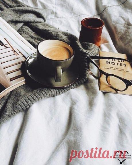 Культовая книга и одна из основополагающих книг по психологии взаимоотношений Призвана избавить человека от влияния жизненных сценариев, программирующих его поведение, научить его меньше &quot;играть&quot; в отношениях с собой и другими, обрести подлинную свободу и побудить к личностному росту. Делитесь, слушайте, развивайтесь.