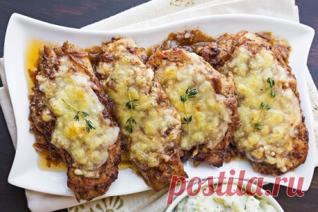 Куриные грудки с карамельным луком Зажаристая курочка под луково- сырной корочкой.