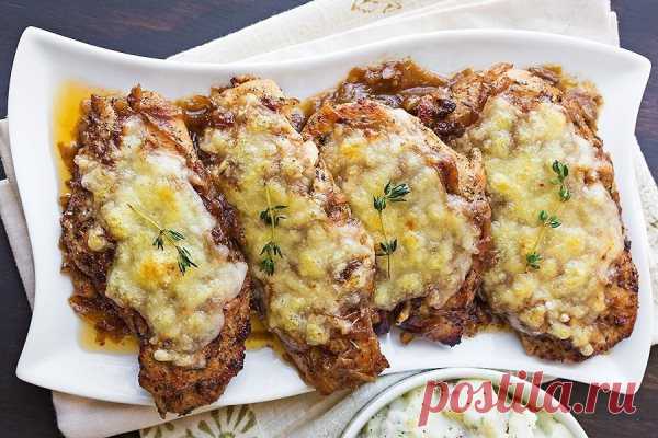 Куриные грудки с карамельным луком Зажаристая курочка под луково- сырной корочкой.