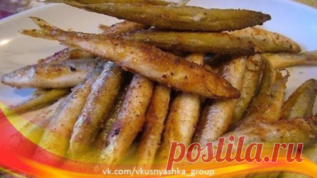 Жарим мойву в духовке
Приготовление:
Итак, что нам понадобится: пол килограмма мойвы, соль и черный молотый перец, плюс мука. Растительное масло не понадобится, ведь жарить рыбку мы будем не в сковородке, а на противне. 
Рыбу моем и даем ей полностью оттаять. Просушиваем ее. Смешиваем муку с перцем молотым и солью. Противень для удобства можно выстлать фольгой или пергаментной бумагой. Каждую рыбку обваливаем в смеси (мука + перец + соль). Выкладываем на противень рыбки плотно. Сверху ничем ни