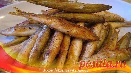 Жарим мойву в духовке
Приготовление:
Итак, что нам понадобится: пол килограмма мойвы, соль и черный молотый перец, плюс мука. Растительное масло не понадобится, ведь жарить рыбку мы будем не в сковородке, а на противне. 
Рыбу моем и даем ей полностью оттаять. Просушиваем ее. Смешиваем муку с перцем молотым и солью. Противень для удобства можно выстлать фольгой или пергаментной бумагой. Каждую рыбку обваливаем в смеси (мука + перец + соль). Выкладываем на противень рыбки плотно. Сверху ничем ни