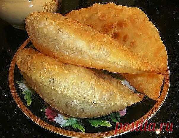 Самые вкусные чебуреки!! 
Чебуреки получаются с хрустящей корочкой благодаря водке в тесте и мягкие внутри. 
Вкусно! 
Ингредиенты: 
-Мука (стак.=250мл) — 4 стак. 
-Вода — 320 мл или 1,3 стакана 
-Водка (обязательно) — 2 ст. л. 
-Яйцо — 1 шт 
-Масло растительное (для теста) — 2 ст. л. 
-Соль — 0.5 ч. л. 
-Фарш (для начинки, я беру готовый свиной) — 700-900 г 
-Лук репчатый (для начинки) — 2 шт 
-Перец черный (молотый, для начинки) 
Приготовление: 
Вскипятите воду, добавив т...