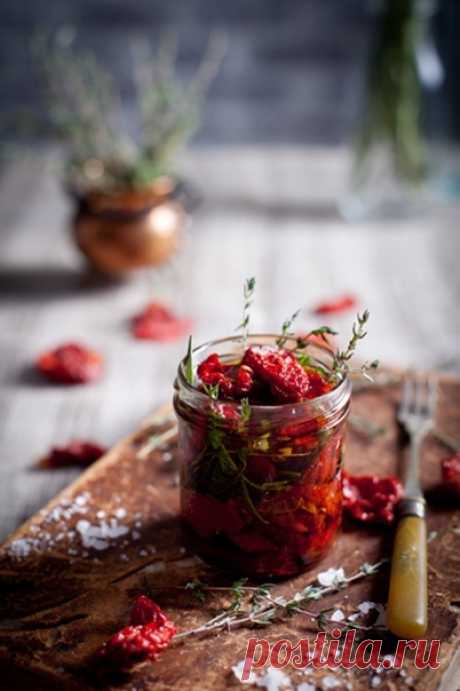 Домашние вяленые помидоры гораздо вкуснее, чем магазинные.
Вкус более мягкий и приближенный к натуральному.
Рецепт:
1. Помидоры разрезать на половинки и очистить от семян и жидкости.
2. Выложить на поддоны дегидратора, оставляя немного места между половинками, и сушить около 12-14 часов ( температура medium 50-55С).
3. Готовые половинки сложить в стерилизованную банку, добавить тимьян, розмарин и т.п., посолить и залить оливковым маслом.
Убрать в холодильник.
