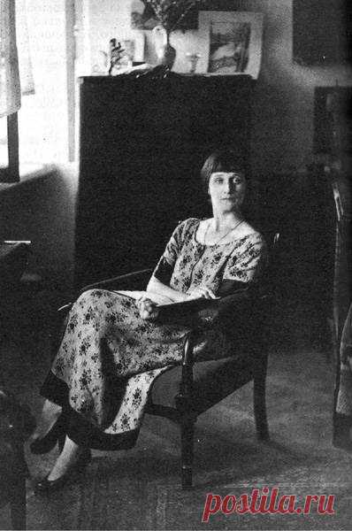 Двадцать первое. Ночь. Понедельник. 
Очертанья столицы во мгле. 
Сочинил же какой-то бездельник, 
Что бывает любовь на земле. 

И от лености или со скуки 
Все поверили, так и живут: 
Ждут свиданий, боятся разлуки 
И любовные песни поют. 

Но иным открывается тайна, 
И почиет на них тишина… 
Я на это наткнулась случайно 
И с тех пор все как будто больна. 

Анна Ахматова