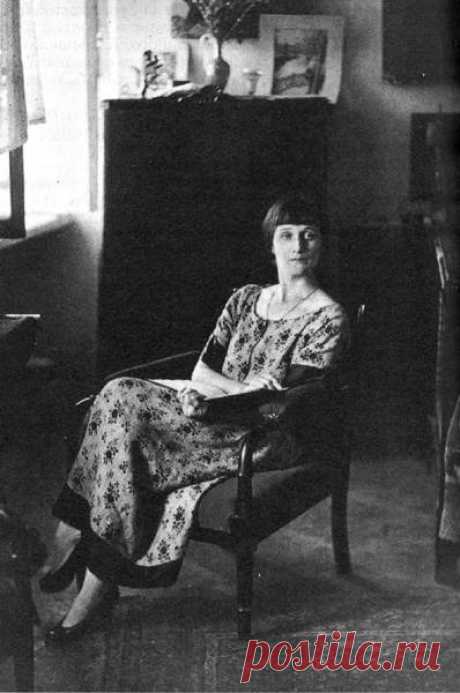 Двадцать первое. Ночь. Понедельник. 
Очертанья столицы во мгле. 
Сочинил же какой-то бездельник, 
Что бывает любовь на земле. 

И от лености или со скуки 
Все поверили, так и живут: 
Ждут свиданий, боятся разлуки 
И любовные песни поют. 

Но иным открывается тайна, 
И почиет на них тишина… 
Я на это наткнулась случайно 
И с тех пор все как будто больна. 

Анна Ахматова