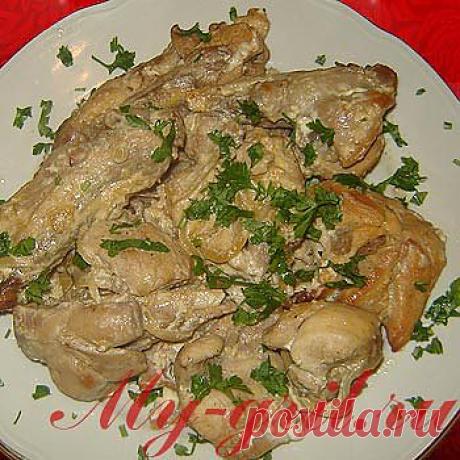 Кролик, запеченный с луком и чесноком в сметане