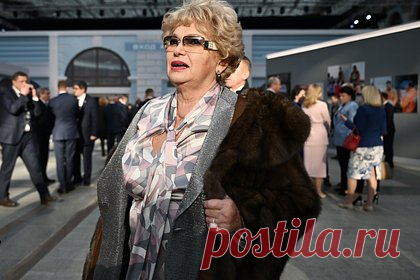 В Совфеде подтвердили вынесение предупреждения матери Собчак. Комитет Совета Федерации по регламенту и организации парламентской деятельности действительно вынес предупреждение сенатору от Тывы Людмиле Нарусовой после поездки за рубеж. Подтвердил информацию в беседе с «Лентой.ру» председатель соответствующего комитета, сенатор Вячеслав Тимченко.