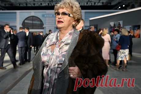 В Совфеде подтвердили вынесение предупреждения матери Собчак. Комитет Совета Федерации по регламенту и организации парламентской деятельности действительно вынес предупреждение сенатору от Тывы Людмиле Нарусовой после поездки за рубеж. Подтвердил информацию в беседе с «Лентой.ру» председатель соответствующего комитета, сенатор Вячеслав Тимченко.