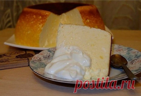 Воздушная запеканка 
Ингредиенты:
- Творог — 500 г
- Яйцо — 4 шт
- Сахар — 7 ст. л.
- Сметана (20%, с горкой) — 2 ст. л.
- Крахмал (с горкой) — 2 ст. л.
- Ванилин
- Изюм (по желанию)
Приготовление:
1. Взбиваем творог, желтки, сахар, сметану, крахмал, ванилин.
2. Взбиваем белки.
3. Смешиваем творожную массу со взбитыми белками.
4. По желанию добавляем изюм или другие сухофрукты.
5. Выкладываем в форму, застеленную пергаментной бумагой, смазанную сливочным маслом.
6. Выпек...