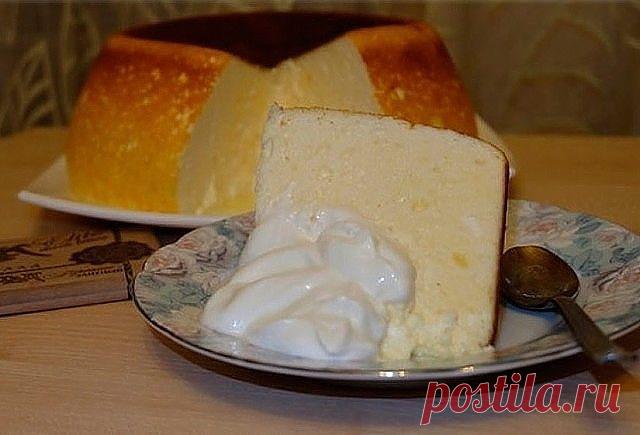 Воздушная запеканка 


Ингредиенты:
- Творог — 500 г
- Яйцо — 4 шт
- Сахар — 7 ст. л.
- Сметана (20%, с горкой) — 2 ст. л.
- Крахмал (с горкой) — 2 ст. л.
- Ванилин
- Изюм (по желанию)
Приготовление:
1. Взбиваем творог, желтки, сахар, сметану, крахмал, ванилин.
2. Взбиваем белки.
3. Смешиваем творожную массу со взбитыми белками.
4. По желанию добавляем изюм или другие сухофрукты.
5. Выкладываем в форму, застеленную пергаментной бумагой, смазанную сливочным маслом.
6. Выпек...