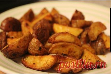 Картофель айдахо

Популярное американское блюдо - печеная картошка с хрустящей корочкой. Лучше всего подойдет молодой некрупный картофель, а для маринада можно использовать бесконечное множество пряностей и специй.

Ингредиенты:

Картофель 500 г
Соль ½ ч.л.
Паприка молотая 3 ч.л.
Чеснок дольки 4 шт.
Карри 1 ч.л.
Куркума молотая ½ ч.л.
Укроп сушеный 1 ч.л.
Горчица 1 ч.л.
Оливковое масло 50 мл

Приготовление:

Тщательно помойте картофель щеткой или губкой, так как готовится ...