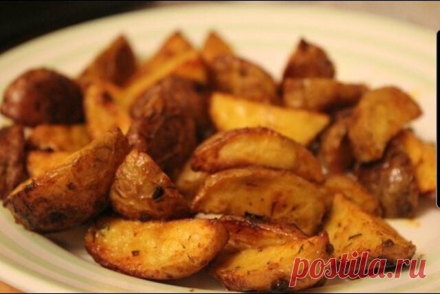 Картофель айдахо

Популярное американское блюдо - печеная картошка с хрустящей корочкой. Лучше всего подойдет молодой некрупный картофель, а для маринада можно использовать бесконечное множество пряностей и специй.

Ингредиенты:

Картофель 500 г
Соль ½ ч.л.
Паприка молотая 3 ч.л.
Чеснок дольки 4 шт.
Карри 1 ч.л.
Куркума молотая ½ ч.л.
Укроп сушеный 1 ч.л.
Горчица 1 ч.л.
Оливковое масло 50 мл

Приготовление:

Тщательно помойте картофель щеткой или губкой, так как готовится ...