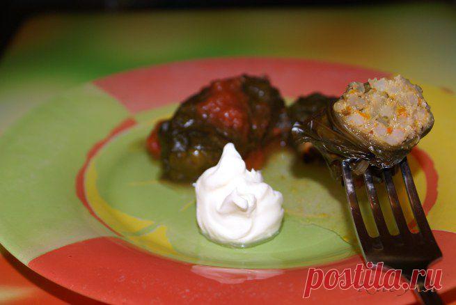 Маленькие голубцы в свекольных листьях.