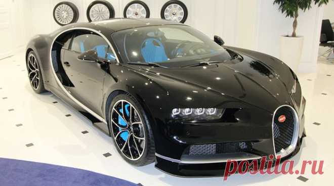 Гиперкар Bugatti Chiron оценили в 220 миллионов рублей (4 фото) | Чёрт побери На Московском автосалоне посетителям показали выставочный вариант французского гиперкара Bugatti Chiron. Автомобиль, который выпустят ограниченным тиражом в 500 экземпляров, оценили в 220 миллионов рублей, сообщает Вести FM. Такой дорогой машину делает российская расстаможка, в то время как в Европе Chiron стоит 2,5 миллиона евро, что на один миллион дешевле. Стоит отметить, что ездить на таком а...