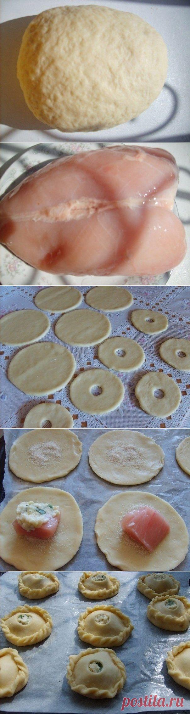 Как приготовить куриные грудки в тесте  - рецепт, ингридиенты и фотографии
Ингредиенты:

масло сливочное (для соуса + для теста) - 50 г + 75 г
мука (для соуса + для теста) - 1 ст. л. + 500 г
молоко коровье - 150 мл
сливки молочные (33%) - 2 ст.л.
чеснок - 1 зубчик
базилик - 2 веточки
петрушка (измельченная) - 2 ст.л.
хмели-сунели - 1 ч.л.
соль - по вкусу
перец - по вкусу
яйца куриные - 2 шт.
сметана - 2 ст.л.
кунжут - по вкусу
грудка куриная - 1 шт.