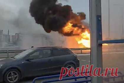 Момент взрыва движущегося автомобиля попал на видео