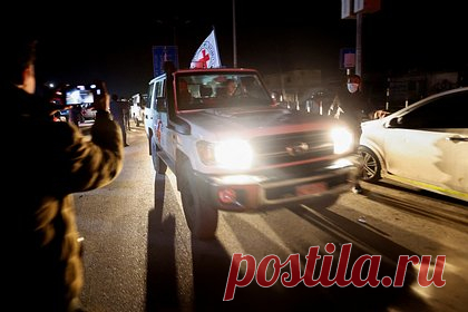 В Израиле обвинили ХАМАС в накачивании заложников транквилизаторами. Заложникам, которых ХАМАС освободило из сектора Газа, перед отправкой в ​​Израиль дали таблетки транквилизатора. Об этом в своем докладе заявила доктор Хагар Мизрахи, возглавляющая медицинский отдел в Министерстве здравоохранения Израиля. По ее словам, это было сделано, чтобы заложники выглядели «счастливее».
