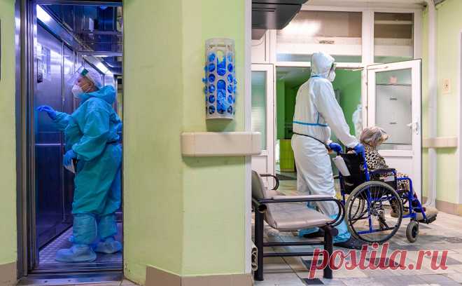 Число госпитализаций с COVID удвоилось на фоне спада заражаемости. Резкое снижение выявленной заражаемости происходит на фоне заметного сокращения числа проведенных тестов на коронавирус. При этом число госпитализаций за сутки выросло с 8,8 тыс. до 17,3 тыс.