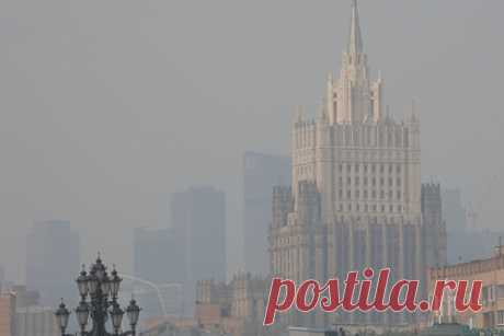 Москвичей предупредили об ухудшении экологической обстановки. Экологическая ситуация в столичном регионе ухудшится в ночь на вторник 23 августа, предупредил ведущий сотрудник центра погоды «Фобос» Евгений Тишковец. По его словам, в воздухе увеличится концентрация продуктов горения лесных пожаров. Ими являются сажа, зола, пепел, капли смолы, окись и двуокись углерода, оксиды азота