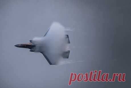 Военный рассказал об эффективности «франкенштейнов» из F-35. Сборка американских истребителей F-35 из двух разных самолетов — это обычная практика для военных. Однако такие машины могут быть эффективны не всегда, а лишь при определенных условиях, объяснил в разговоре с «Лентой.ру» военный эксперт, директор Музея войск ПВО Юрий Кнутов.