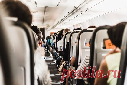 Раскрыто влияние падения рубля на стоимость авиабилетов. Эксперт по туризму Майя Котляр раскрыла влияние падения рубля на стоимость авиабилетов и туристических услуг. «Наземное обслуживание (отели, трансферы, услуги) уже подорожало на 10 процентов по сравнению с 20 числами июня. Авиабилеты пока не выросли в цене», — пояснила эксперт.