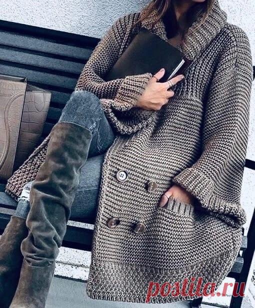 Модный кардиган с несложным узором из английской резинки и платочной Главный рисунок этого кардигана платочное полотно и английская резинка. Украшение низа — жемчужный узор.Спинка — наберите 80 петель и провяжите 2 ряда резинкой 1 лиц., 1 изн, затем жемчужным узором 10 см, 2 ряда резинкой 1 лиц., 1.изн, далее платочной гладью. Для создания...