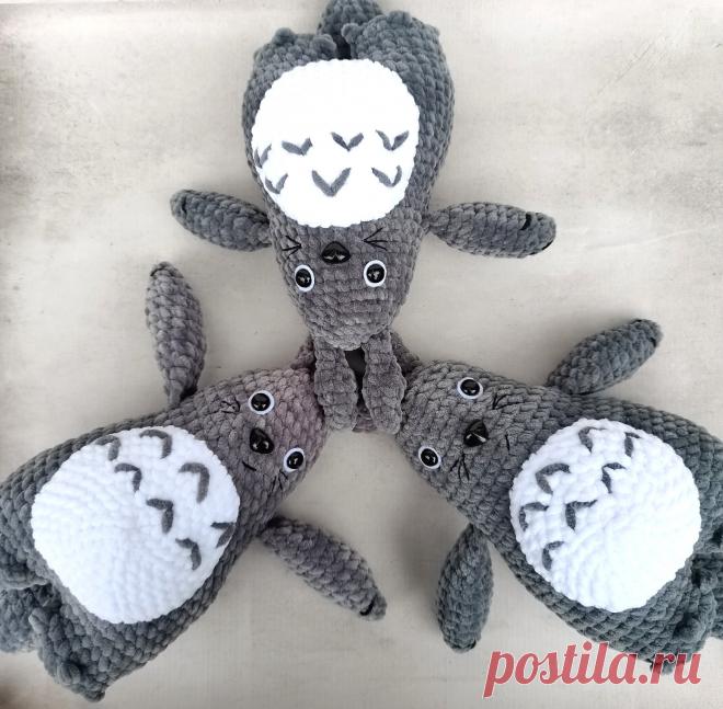 PDF Тоторо крючком. FREE crochet pattern; Аmigurumi toy patterns. Амигуруми схемы и описания на русском. Вязаные игрушки и поделки своими руками #amimore - плюшевый Тоторо из аниме "Мой сосед Тоторо", большой Тоторо из плюшевой пряжи.