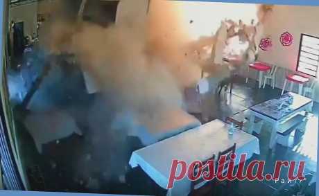 Грузовик протаранил закусочную и попал на видео в Бразилии