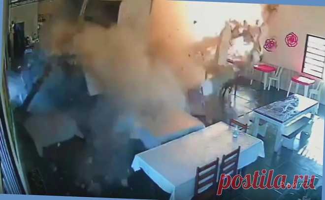 Грузовик протаранил закусочную и попал на видео в Бразилии