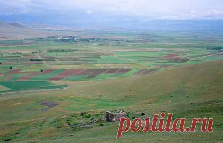 Մագիստրոսի կամ Սբ.Աստվածածին վանք
Կարին,Բասեն,Սուրբ Օհան գիւղ Սուրբ Աստուածածին Վանք
Monastère Arménien Sourp Asdvadzazine
Erzurum Pasen Surp Ohan Köyü Surp Asdvadzadin Ermeni Manastırı

Ս. Աստուածածին վանք.Ագսիգոմս կամ Սուրբ Օհան (ներկայիս Տեմիրտէօվեն/Demirdöven) գիւղէն 1.3 քմ. հարաւ-արեւմուտք կամ Հասանքալէ (ներկայիս Փասինլեր) քաղաքէն 6 քմ. հիւսիս-արեւելք։։ Վանքը կը յիշուի նաեւ Մագիստրոսի, Տիրամօր, Եօթն Վիրաց, Ծիրանեաց անուններով: Կառուցուած է 11-րդ դարուն։ Կ՚աւերուի 20-րդ դարու կէսերուն