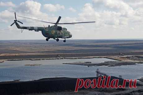 Стало известно об уничтожении украинского военного Ми-8 в Херсонской области. Зенитчики подразделения группировки войск «Днепр» сбили украинский военный вертолет Ми-8 неподалеку от села Михайловка в Херсонской области. Два вертолета обстреляли село Сергеевка неуправляемыми ракетами, но промахнулись. Впоследствии одна из боевых машин была сбита из переносного зенитного ракетного комплекса.