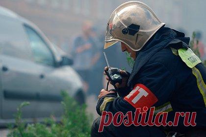 Сейф с уголовными делами загорелся в отделе полиции в Петербурге. Сейф с уголовными делами сгорел в отделе полиции в Петербурге. Об этом сообщает издание Baza в своем Telegram-канале. По информации издания, в отделе полиции по Красногвардейскому району во время пожара были уничтожены десять уголовных дел. Уточняется, что пожар начался около часу дня в кабинете на втором этаже.