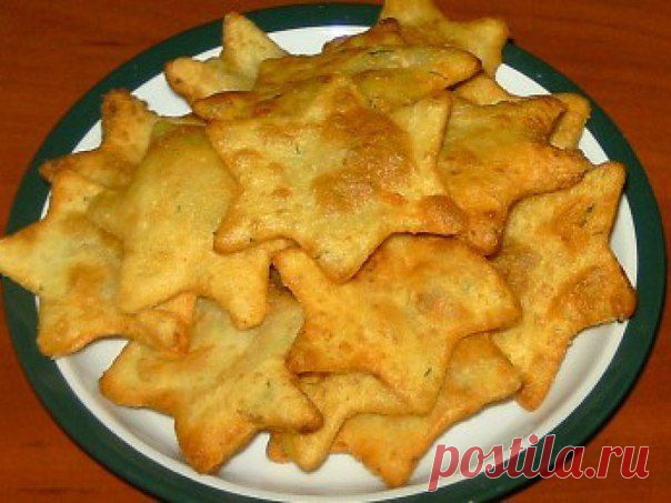 Картофельное печенье
200 г отварного картофеля,
200 г муки,
200 г жира,
2 яйца, соль,
укроп или тмин
В миску с мукой добавить протертый картофель, посолить, добавить жир, яйцо и замесить ( не круто). Раскатать тесто, присыпать мукой, сложить конвертом и поставить на час в холодильник. Это повторить 2-3 раза (раскатать, сложить и снова охладить).
Готовое тесто раскатать толщиной 1,5 см, нарезать тонкими полосками, выложить на смазанную жиром форму, смазать яйцом, посыпать семена