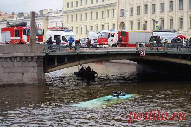 Полиция задержала водителя упавшего в Мойку автобуса. По данным МЧС, в результате ДТП погибли три пассажира. В компании-перевозчике рассказали, что водитель перед началом работы прошел медицинское освидетельствование. МВД и СК завели уголовные дела. Расследование продолжается
