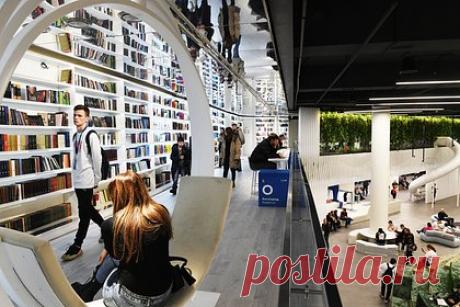 Раскрыт подарок для двухмиллионного посетителя форума «Россия» на ВДНХ. Двухмиллионный посетитель международной выставки-форума «Россия» в Москве получил сертификат на экскурсию по Саяно-Шушенской ГЭС. Известно, что таким гостем стал Марат Сабитов из Казани, который приехал на ВДНХ со своей супругой Марией. Их поздравили в павильоне № 46 «Энергия жизни» Министерства энергетики России.