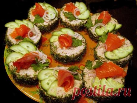 ОБРАЗЦЫ ПОДАЧИ БУТЕРБРОДОВ НА КАЖДЫЙ ДЕНЬ
Просто и вкусно (видно продукты выложенные на хлеб)