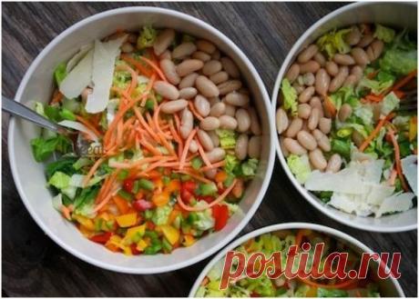 Разноцветный итальянский салат с фасолью