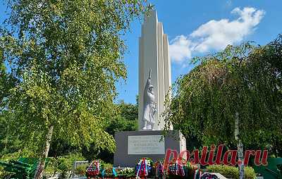 В Венгрии после реставрации открылся мемориал, где похоронены около 1 400 советских солдат. В церемонии приняли участие сотрудники посольств России, Азербайджана, Белоруссии и Казахстана, а также представители венгерской общественности из Будапешта, Капошвара и Печа