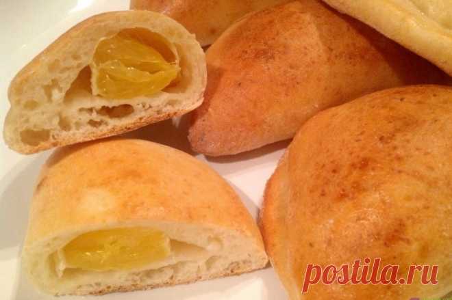 Пирожки со вкусом нового года Хотим поделиться с вами рецептом вкусных новогодних пирожков. Готовить мы их будем на невероятно вкусном творожном тесте. А в качестве начинки использовать…апельсины. Такая начинка точно приведет в во…