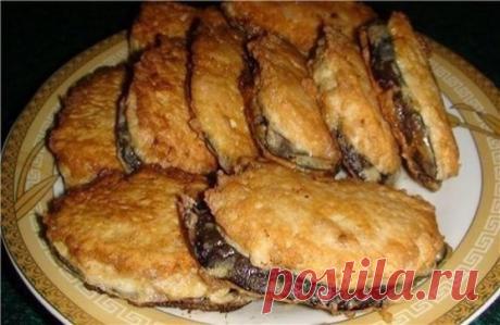 Жареные баклажаны "под мясом". Просто и вкусно! Оригинальный рецепт "Сеньор баклажан".
Ингредиенты:
●два баклажана
●фарш куриный - 0,5 кг
●три яйца
●лук репчатый
●три зубчика чеснока
●масло растительное
●мука
●соль
●перец
●ваши любимые специи
Приготовление: 
Нарезаем баклажаны (наискосок), делаем фарш, как на котлеты 
(мужикам можно использовать "продажный" фарш).
На каждый блин из баклажана накладываем фарш, прижимаем и формируем лепешку.
Обваливаем сначала в муке, а потом во взбитом и посолено
