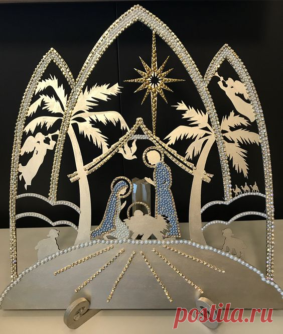Lacosdourados on Instagram: “Presépio em MDF decorado com strass e pérolas. 36x33cm. À venda no www.elo7.com.br/lacosdourados. . #atelielacosdourados #elo7 #presepio…”