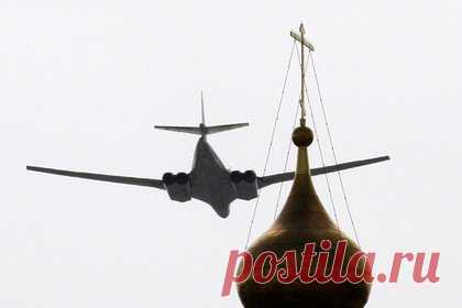 В США оценили способность российского ПАК ДА доставлять атомные бомбы. Российский Перспективный авиационный комплекс дальней авиации (ПАК ДА) станет идеальной заменой бомбардировщиков-ракетоносцев Ту-22М и Ту-160. С такой оценкой выступил американский журнал Popular Mechanics. Издание отмечает, что перспективный дозвуковой самолет будет выполнен по схеме летающее крыло.